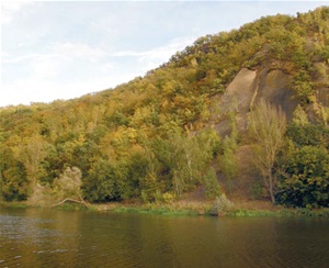 Vlevo: Největší odhalený ordovický profil (ordvik = geologické období před cca 450 - 500 miliony let) nad Berounkou „pod Kazínem“ u Mokropes, při severním výběžku Hřebenu.
foto: V. Valenta